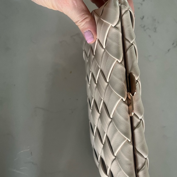 New Olga Berg Quinn Woven Clutch in white GOLD CHAIN CROSSBODY SHOULDER LEATHER - Picture 5 of 7